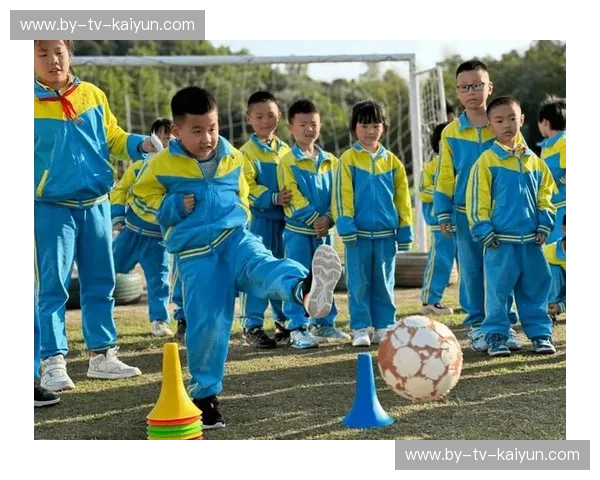 足球头盔：让每一次奔跑更无畏的守护者